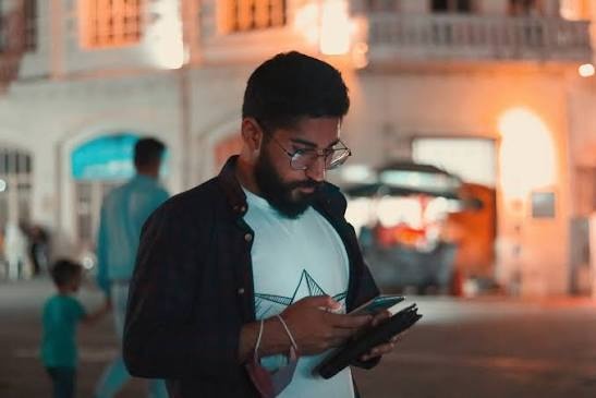 How Online Chats Create Engaging Conversations Between Strangers